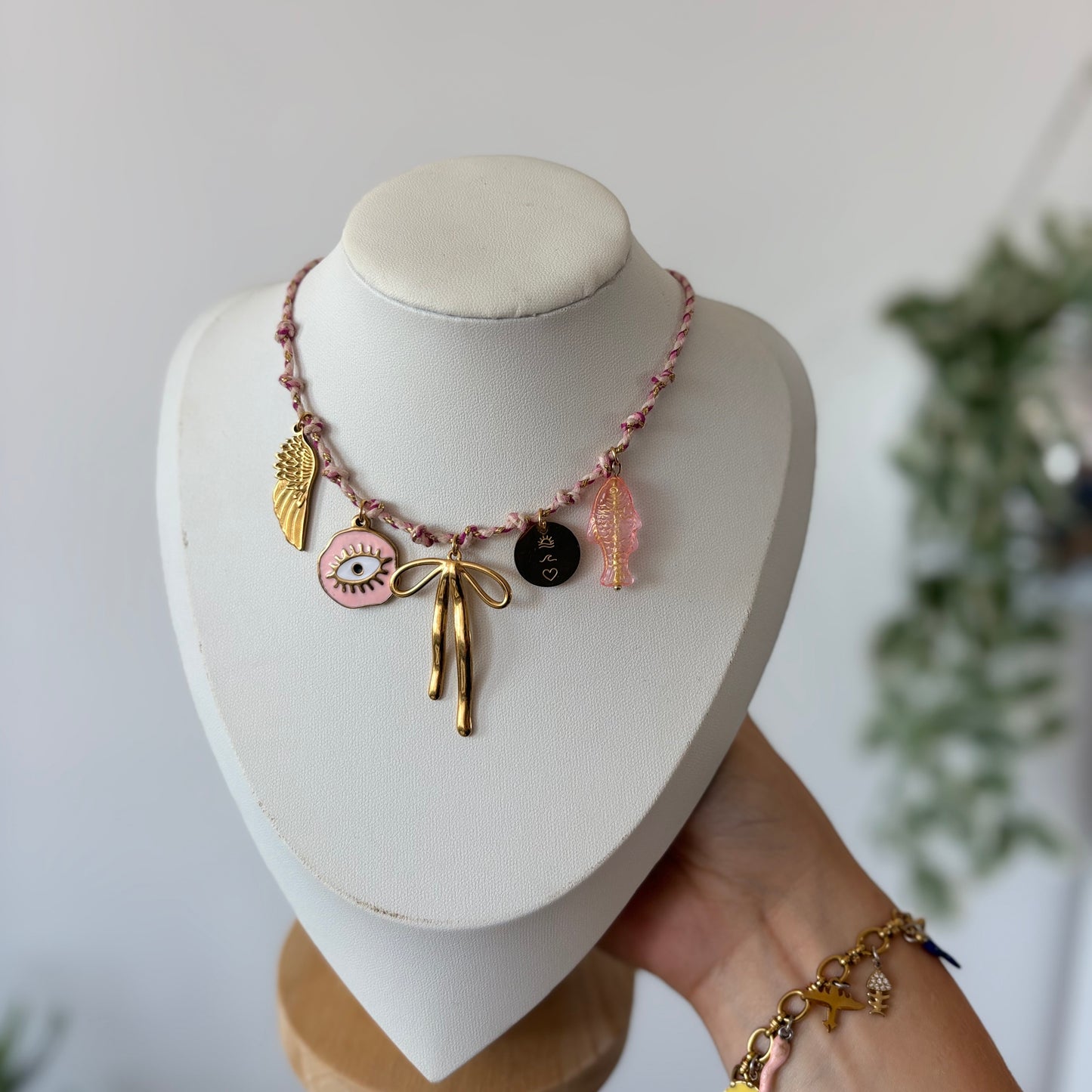 Collier cordon rose
